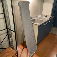 ニトリ　サイドフレームがない スタンドミラー ノンチェ(ミドルブラウン) ミラーカバー付きの画像