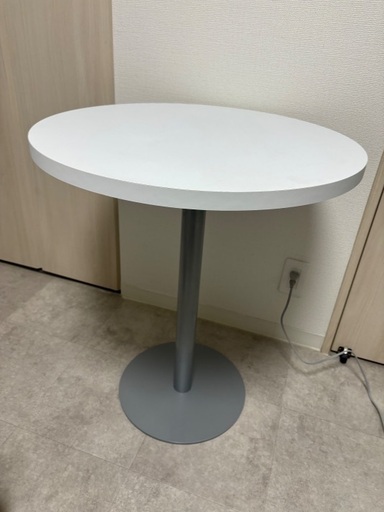 カフェ風白ラウンドテーブル