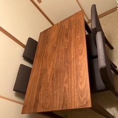 テーブル、椅子4脚セットの画像