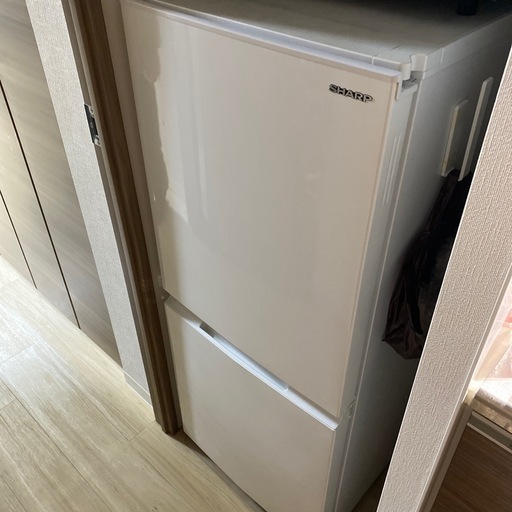 冷蔵庫用マット付き。冷蔵庫。SHARP。