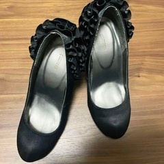 menue（メヌエ）黒 サテン フリル装飾 ハイヒール