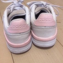 adidasスニーカー23.5の画像