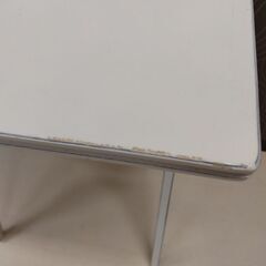 折りたたみタイプのテーブル①の画像