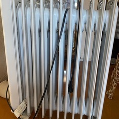 引き渡し先が決まりました。デロンギ　デロンギ　オイル密閉式ラジエ...