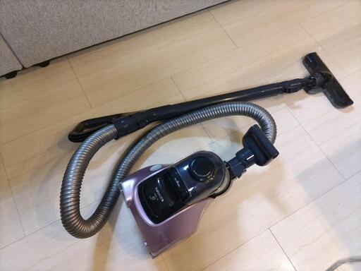 古い掃除機　東芝