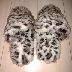 冬用ヒョウ柄のスリッパの画像