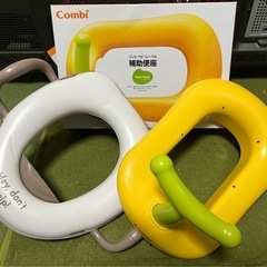 【美品】補助便座 2個セット Conbi  3coinsの画像