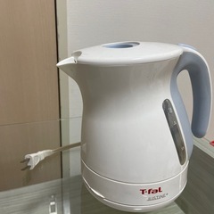 コードレス掃除機・電気ケトル・ガラステーブル　3点セットの画像