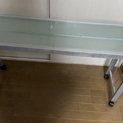 キャスター付きガラス天板のテーブル