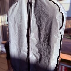 ガーメントバックに入ったままのスーツ　No.２