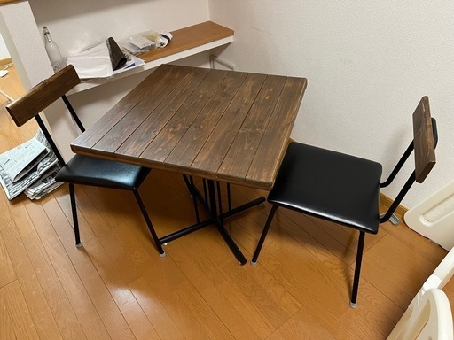 ダイニングテーブル椅子二脚セット。