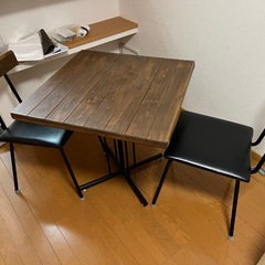 ダイニングテーブル椅子二脚セット。