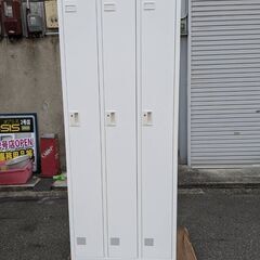 ☆中古￥9,800！3人用鍵付きスチールロッカー　家具　収納家具...