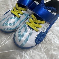 今週の金曜日までのumbro サッカーキッズシューズ 16センチ 