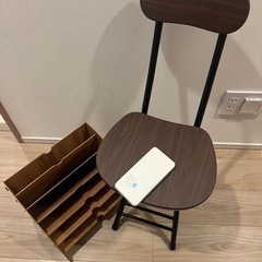 折りたたみ椅子、書類入れ、モバイルバッテリー