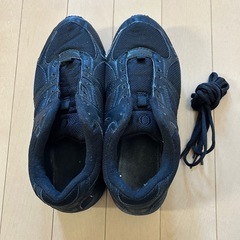 黒いスニーカー