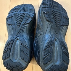 黒いスニーカーの画像