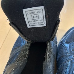 黒いスニーカーの画像