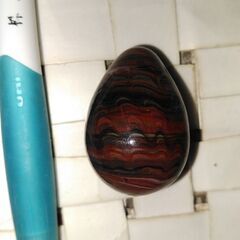 虹色の卵の画像