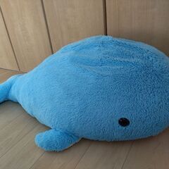 大きなクジラのぬいぐるみ