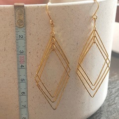 金アレ対応 色褪せにくい 三連 菱 フックピアスとチャーム 2個セット の画像