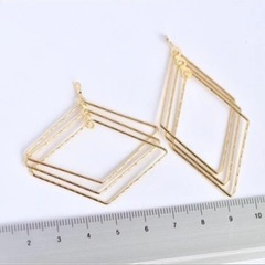 金アレ対応 色褪せにくい 三連 菱 フックピアスとチャーム 2個セット の画像
