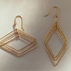 金アレ対応 色褪せにくい 三連 菱 フックピアスとチャーム 2個...