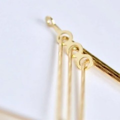 金アレ対応 色褪せにくい 三連 菱 フックピアスとチャーム 2個セット の画像