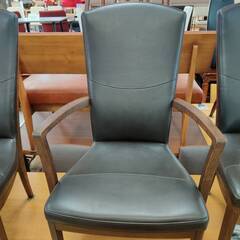 【愛品倶楽部柏店】karimoku (カリモク) 肘付本革ダイニングチェア CT7820 K353 人間工学に基づいて座り心地を研究の画像