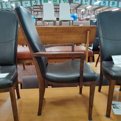 【愛品倶楽部柏店】karimoku (カリモク) 肘付本革ダイニングチェア CT7820 K353 人間工学に基づいて座り心地を研究の画像