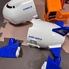 トミカワールド くみかえアクション！キャリアカー＆カーゴジェットセットの画像