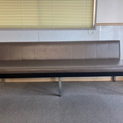 待合室の長椅子
