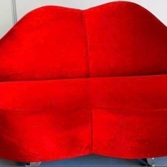 おしゃれ赤唇形💋ソファの画像