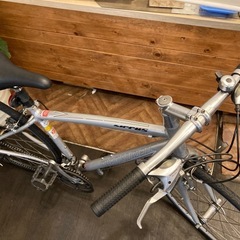 【SPECIALIZED sirrus前後
タイヤ新品！】アルミフレーム　3×8速　700×28cクロスバイク　シルバーの画像