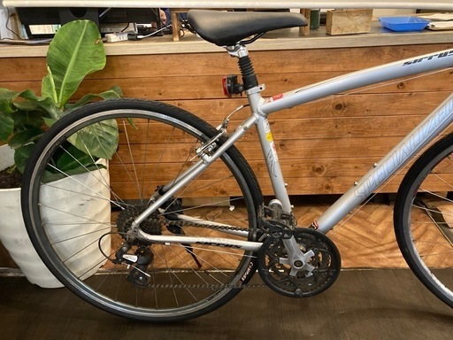 【SPECIALIZED sirrus前後
タイヤ新品！】アルミフレーム　3×8速　700×28cクロスバイク　シルバー