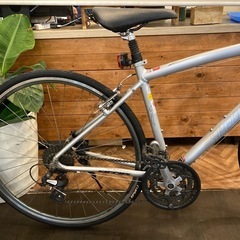 【SPECIALIZED sirrus前後
タイヤ新品！】アルミフレーム　3×8速　700×28cクロスバイク　シルバーの画像