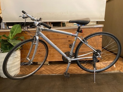 【SPECIALIZED sirrus前後
タイヤ新品！】アルミフレーム　3×8速　700×28cクロスバイク　シルバー