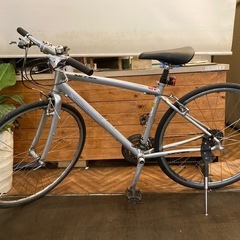【SPECIALIZED sirrus前後
タイヤ新品！】アルミフレーム　3×8速　700×28cクロスバイク　シルバーの画像