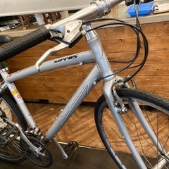 【SPECIALIZED sirrus前後
タイヤ新品！】アルミフレーム　3×8速　700×28cクロスバイク　シルバーの画像