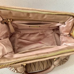miumiu マテラッセ ショルダーバッグ ピンクレザー ショッパー付きの画像