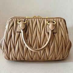 miumiu マテラッセ ショルダーバッグ ピンクレザー ショッパー付きの画像