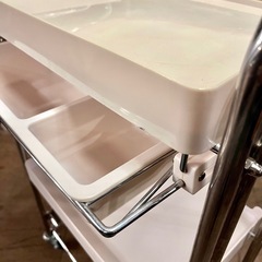 【武蔵小山店】  医療ワゴン レトロ キッチンワゴン エステワゴン インダストリアル アイボリー 隙間収納 キャスター 付き　2段 引き出し付きの画像