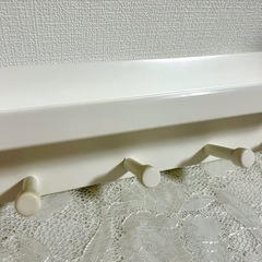 【値下げ】壁掛け フック 5連 ウォールハンガー 幅40 飾り棚付き　木製  北欧風　ホワイトの画像