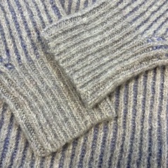 ストラStola. グレーと青のストライプセーターの画像