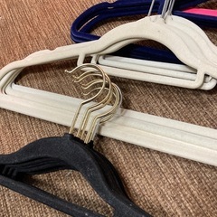 滑りにくい！スエード調ハンガーの画像