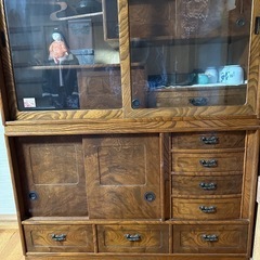 レトロな茶ダンスの画像