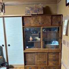 レトロな茶ダンスの画像