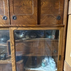 レトロな茶ダンスの画像