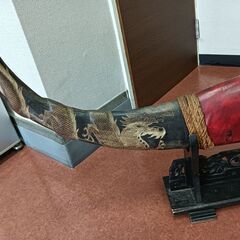牛の角　彫り物の画像