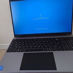Cマークが付いたノートパソコン。